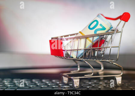 Einkaufswagen auf einem Laptop Tastatur. Online shopping Konzept Stockfoto