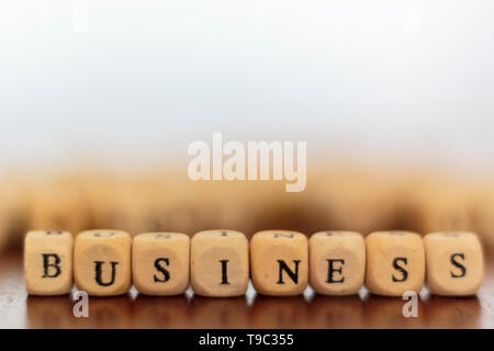 Business Wort auf Holzwürfel geschrieben Stockfoto