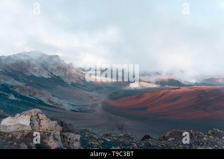 HAWAII, USA: trübe Aussicht des Haleakala Kraters in Maui, Hawaii. Stockfoto