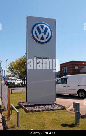 VW kommerzielle Händler Zeichen gegen ein strahlend blauer Himmel Stockfoto