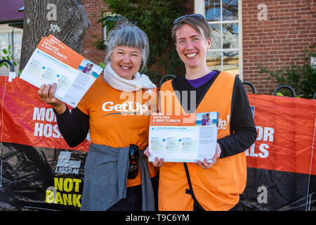 Freiwillige mit der politischen Interessenvertretung, GetUp, Austeilen wie Flugblätter in einer Wahlkabine in Hobart am Wahltag zu stimmen, 18. Mai 2019. Stockfoto