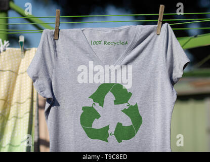 Auf das Symbol Papierkorb Kleidung t-shirt mit 100 % recycelten Text, nachhaltige Mode wiederverwenden, recyceln Kleidung und Textilien, um Abfall zu reduzieren, Stockfoto