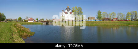 Panorama mit Blick auf die Verklärung Kirche auf einem sonnigen April Tag. Smorgon, Weißrussland Stockfoto