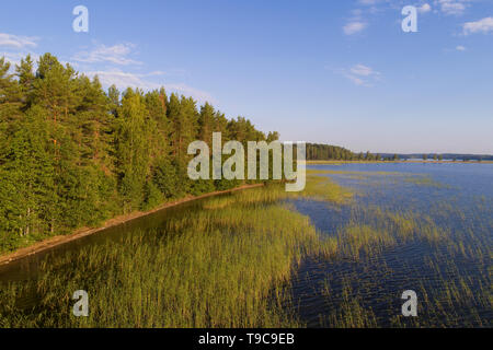 Juli morgen auf See Tuunaansalmi (Aufnahmen aus quadcopter). Finnland Stockfoto