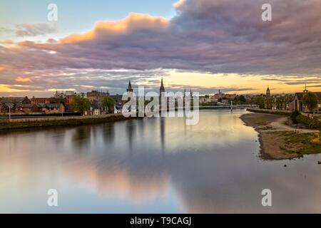 Eindruck von Inverness und die Greig Street Bridge in Schottland bei Sonnenuntergang Stockfoto