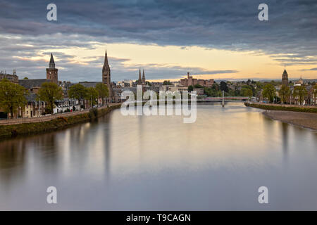 Eindruck von Inverness und die Greig Street Bridge in Schottland bei Sonnenuntergang Stockfoto