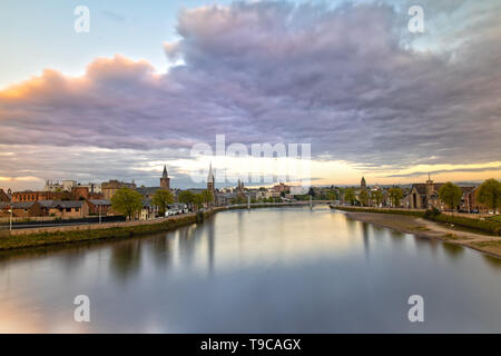 Eindruck von Inverness und die Greig Street Bridge in Schottland bei Sonnenuntergang Stockfoto