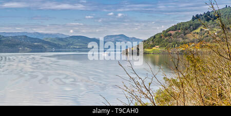 Panoramablick über Loch Ness und Urquhart Castle Stockfoto