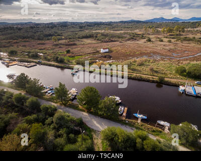 Antenne drone geschossen von einer kleinen Stadt namens Lefkimmi in South Corfu Griechenland. Fluss durch läuft. Stockfoto