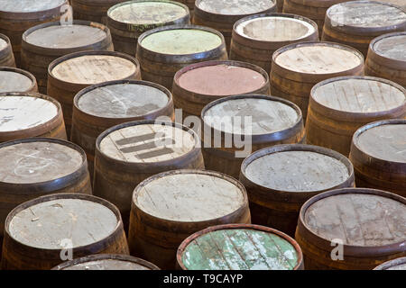 Alte Fässer von einem schottischen Küferei Stockfoto