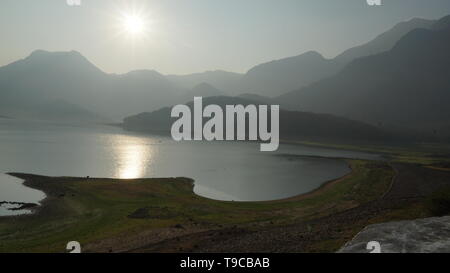 Guten Morgen Bild. Super Sonnenschein an einem Flußufer Stockfoto