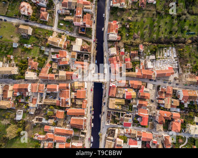 Antenne drone geschossen von einer kleinen Stadt namens Lefkimmi in South Corfu Griechenland. Fluss durch läuft. Stockfoto