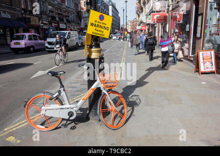 Verworfen Mobike unter Parkplatz Suspension Warnschild auf Soho Street, London, UK Stockfoto