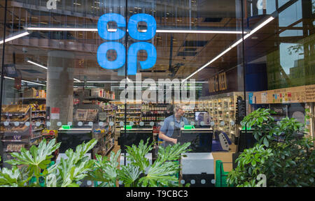 Co-Op Lebensmittelgeschäft Fenster, Sumner Street, London, SE1, Großbritannien Stockfoto