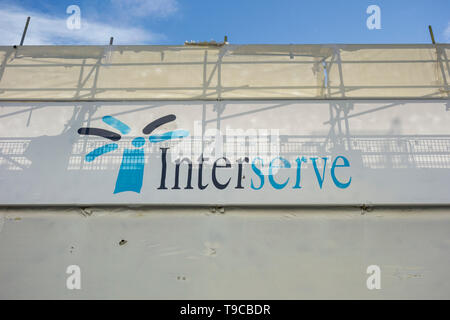 Interserve signage außerhalb Neuentwicklung auf Berwick Street, Soho, London, UK Stockfoto