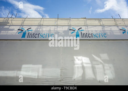 Interserve signage außerhalb Neuentwicklung auf Berwick Street, Soho, London, UK Stockfoto