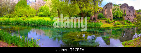 Panoramablick traum Fluss verwunschenen Burgruinen garten Märchen Nymphe Garten Stockfoto