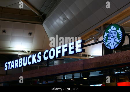 ISTANBUL, Türkei - 14. Dezember 2018: Zeichen der Starbucks Coffee Company am Flughafen Istanbul Atatürk Stockfoto