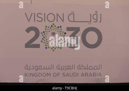 AD DIRIYAH, Saudi-arabien - 15. Dezember 2018: Das Logo der neuen Vision von Saudi-arabien über die Wirtschaft und den Tourismus Stockfoto