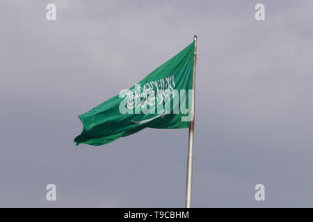 Die Flagge des Königreichs Saudi-Arabien auf einem Fahnenmast Stockfoto
