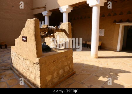 RIYADH, Saudi-Arabien - 16. Dezember 2018: Im Inneren des historischen Al Masmak Museum Stockfoto