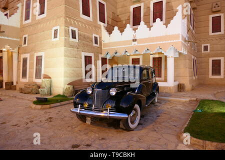 RIYADH, Saudi-Arabien - Dezember 16, 2018: Der berühmte Najd Village Restaurant kette mit lokalen arabischen Essen, King Abdulaziz Zweig Stockfoto