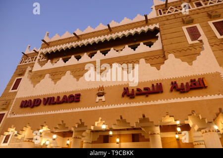 RIYADH, Saudi-Arabien - Dezember 16, 2018: Der berühmte Najd Village Restaurant kette mit lokalen arabischen Essen, King Abdulaziz Zweig Stockfoto