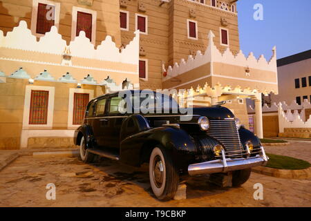 RIYADH, Saudi-Arabien - Dezember 16, 2018: Der berühmte Najd Village Restaurant kette mit lokalen arabischen Essen, King Abdulaziz Zweig Stockfoto