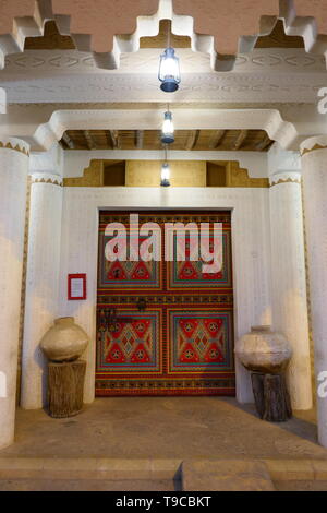 RIYADH, Saudi-Arabien - Dezember 16, 2018: Der berühmte Najd Village Restaurant kette mit lokalen arabischen Essen, King Abdulaziz Zweig Stockfoto