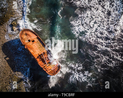 Antenne drone geschossen von einem Schiffswrack auf Korfu in Griechenland. Stockfoto