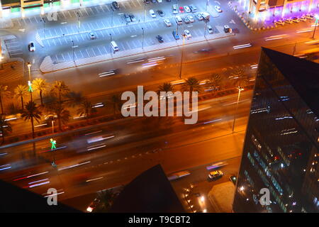 Viel Verkehr in der Nacht auf den Straßen von Riad, Saudi-Arabien Stockfoto