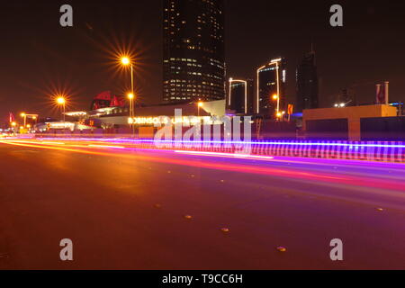 RIYADH, Saudi-Arabien - 17. Dezember 2018: viel Verkehr in der Nacht an der berühmten Olaya Street in Riad, in der Nähe des Reiches Zentrum Stockfoto