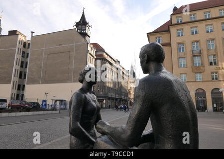LEIPZIG, Deutschland - 23. FEBRUAR 2019: eine Statue vor dem Eintritt in die Innenstadt von Leipzig. Stockfoto