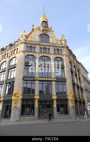 LEIPZIG, Deutschland - 23. FEBRUAR 2019: Eine historische Commerzbank Bank Filiale in der Altstadt der Stadt Leipzig Stockfoto