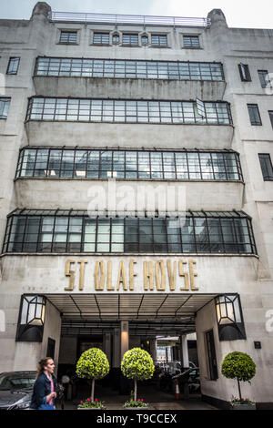 Eingang zu den markanten Art Deco St Olaf House, London Bridge Hospital, Hay's Wharf, Tooley Street, Southwark, London, UK Stockfoto