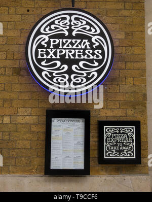 Pizza Express unterzeichnen und Menü vor einem Restaurant in der Nähe von London Bridge, Southwark, London, UK Stockfoto