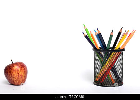 Bleistift Container mit Bleistift auf weißem Hintergrund Stockfoto