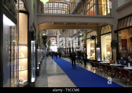 LEIPZIG, Deutschland - 23. FEBRUAR 2019: Einige Leute gehen an einem Shopping Passage Zone der Stadt centrum Leipzig Stockfoto