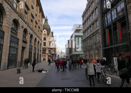 LEIPZIG, Deutschland - 23. FEBRUAR 2019: Einige Menschen zu Fuß in die Fußgängerzone der Stadt centrum Leipzig Stockfoto