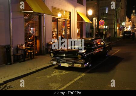 Einen historischen Oldtimer, vor einem Restaurant in Leipzig, Deutschland geparkt Stockfoto