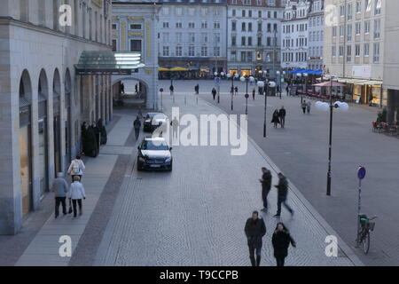 LEIPZIG, Deutschland - 23. FEBRUAR 2019: Einige Menschen zu Fuß in die Fußgängerzone der Stadt centrum von Leipzig, in der Nähe des Steigenberger Hotel Stockfoto