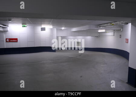 Der Wendekreis in Tiefgarage in Deutschland Stockfoto
