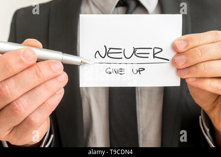 Nahaufnahme des persönlichen Motivator bis eine weiße Karte mit eine motivierende Nachricht geben Sie nie auf. Stockfoto
