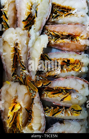 Hummerschwänze in der Mitte Schnitt an einem Metallauflagefach Stockfoto