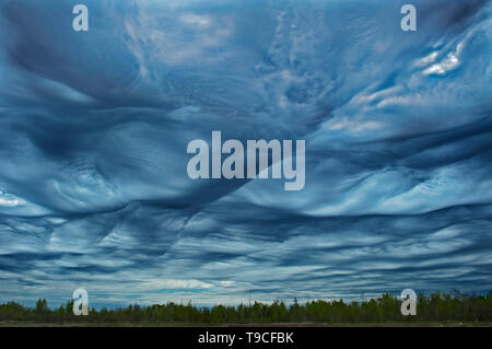 Asperitas Wolken (früher bekannt als Undulatus asperatus) über Lake Superior Sault Ste Marie Ontario Kanada Stockfoto