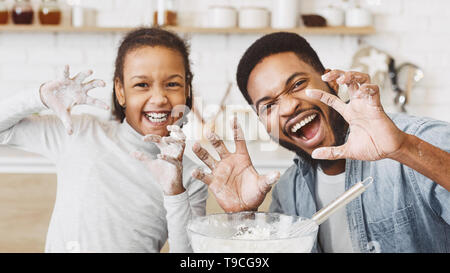 Lustig zusammen kochen Konzept Stockfoto