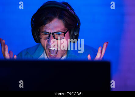 Verlorene Spiel. Angry Gamer oder Streamer Online Spielen Stockfoto