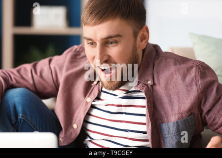 Junger Mann zu Hause Schockiert Stockfoto