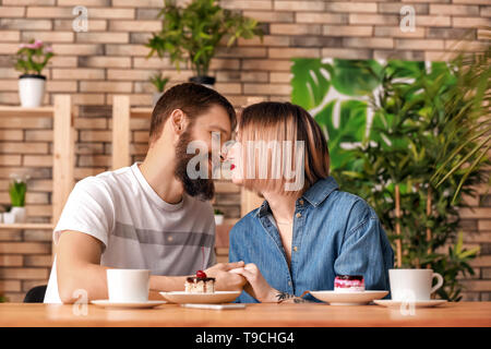 Liebevolle junge Paare während romantisches Date im Café Stockfoto