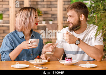 Liebevolle junge Paare während romantisches Date im Café Stockfoto